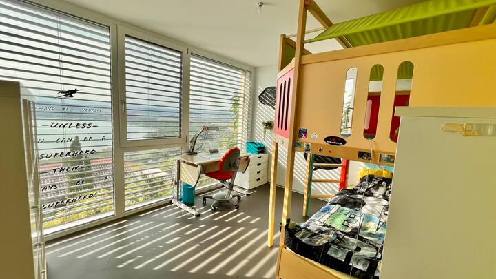 غرفة الأطفال 3
سرير بطابقين مع منصة ملعب في الطابق العلوي