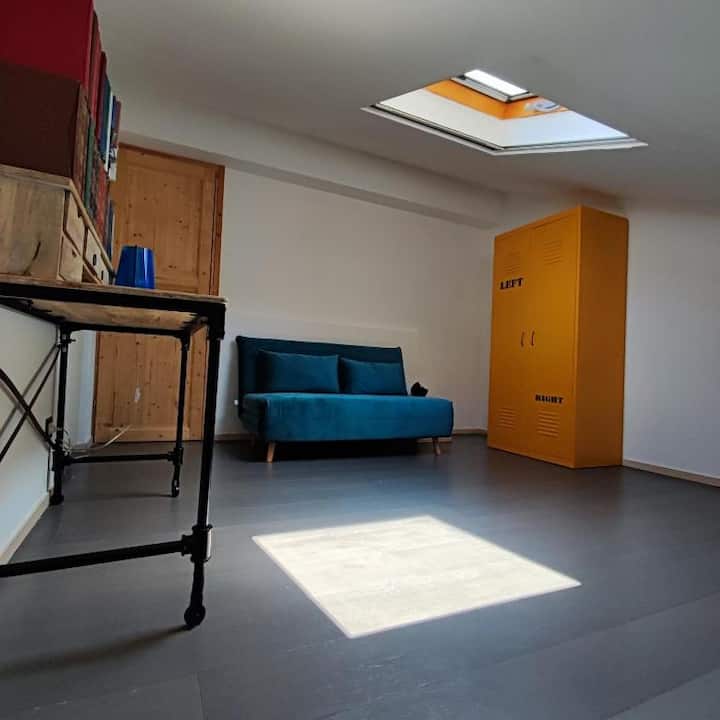 Camera da letto Mansarda. Divano letto matrimoniale 150 x 190. Armadio stile industrial. Orientata a Nord, vista della Riserva Orientata di Capo Gallo, vista notturna del cielo stellato dalla finestra sul tetto. 