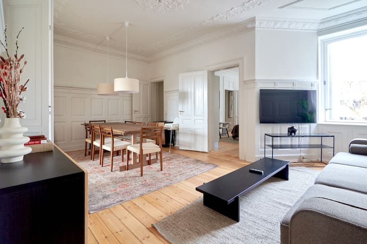 Central 2BR Loft | 6min to Metro & Balcony