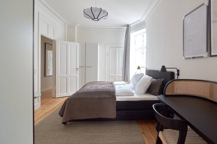 Central 2BR Loft | 6min to Metro & Balcony gallery image 3