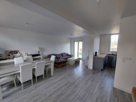 Quiet house close to the city of leisure