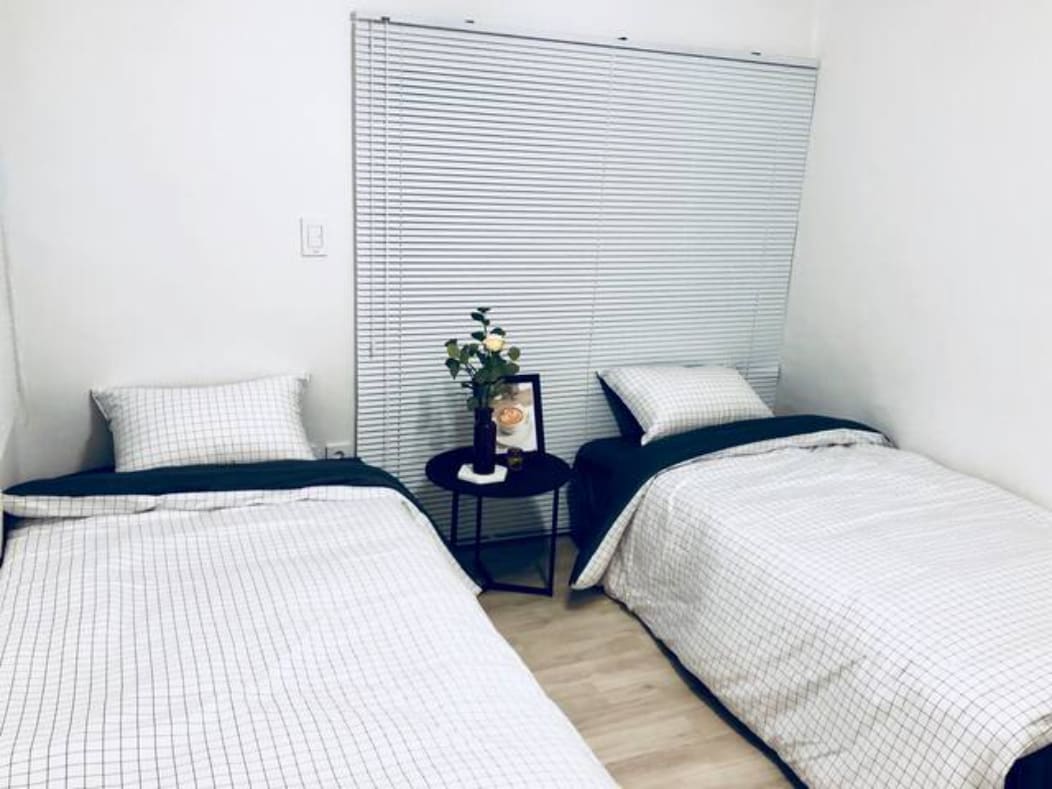 غرفة نوم خاصة مزدوجة (سريران مفردان) مع الباب