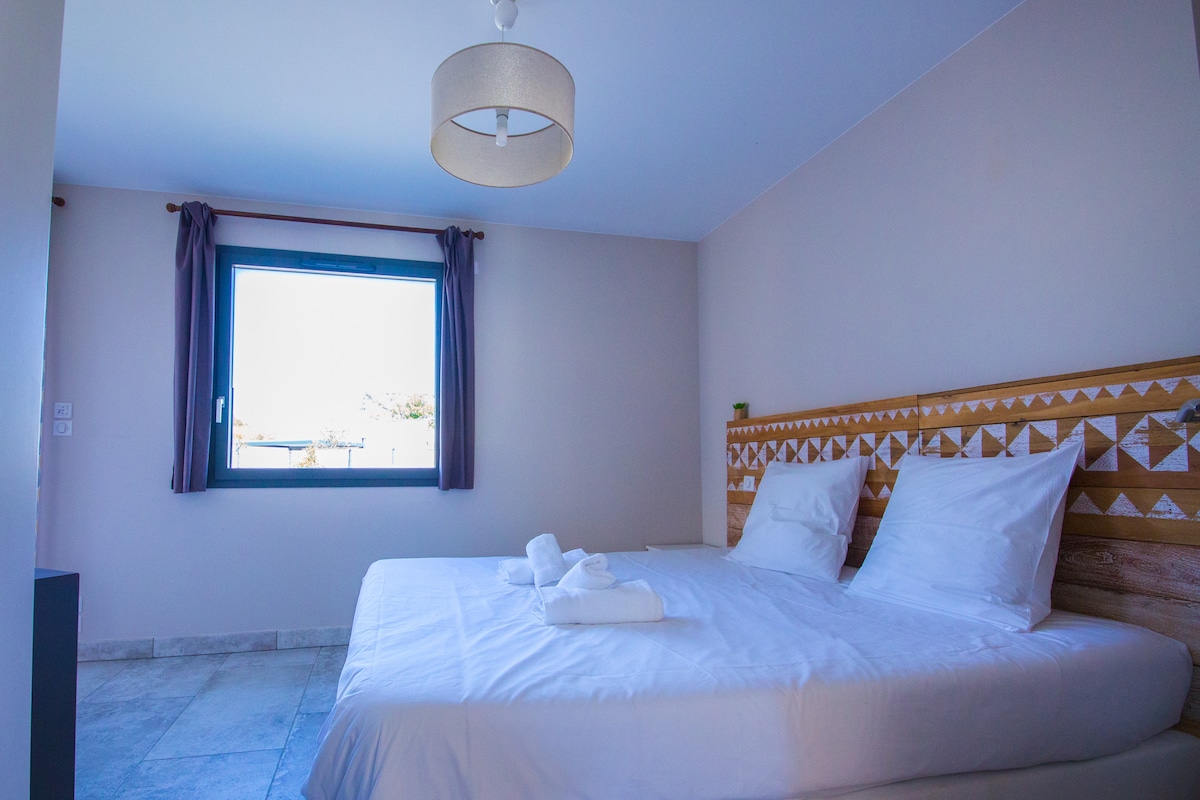 La suite parentale avec son lit king size (180 x 200 cm) où vous passerez des nuits divines.