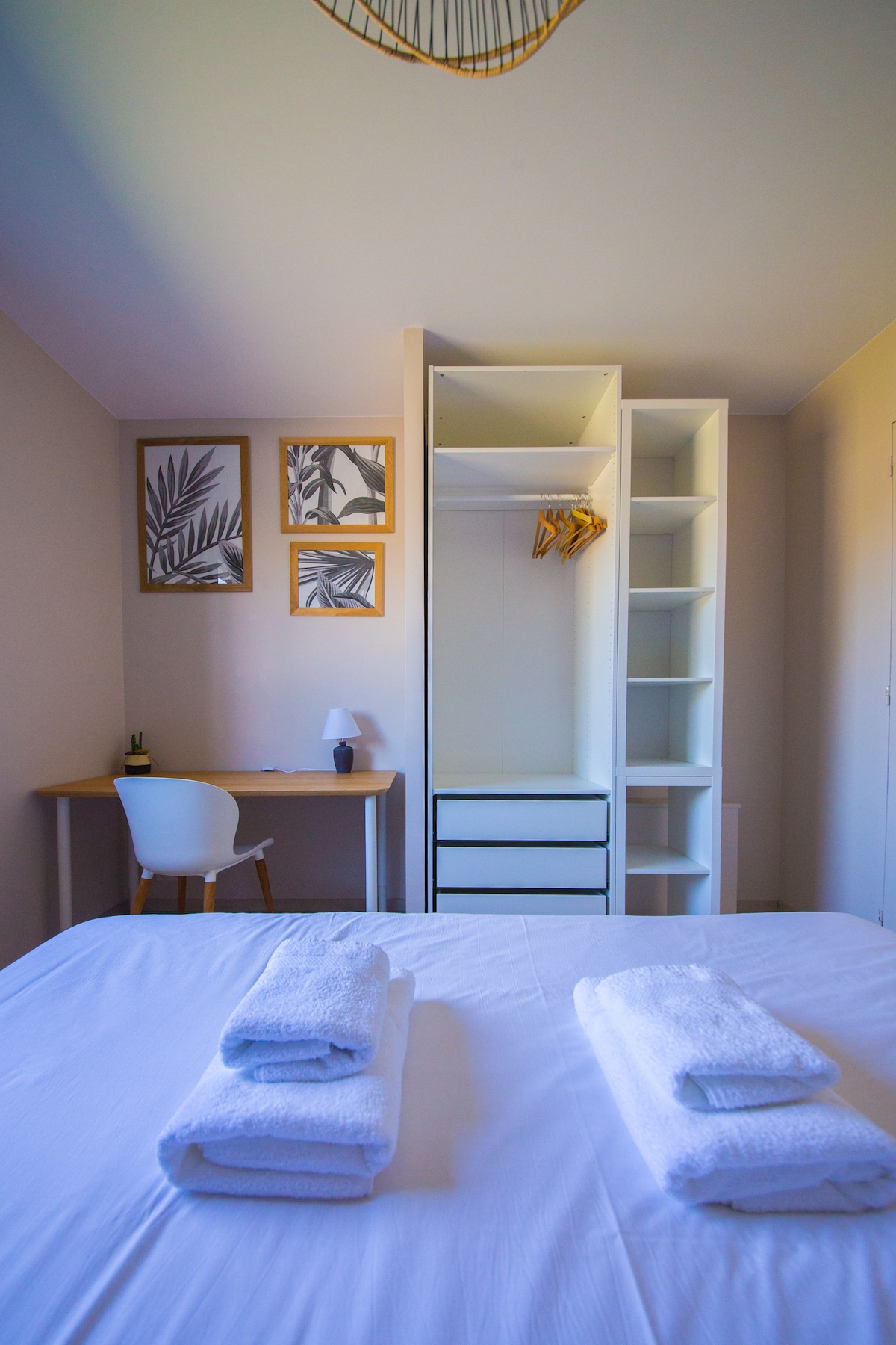 Une chambre avec coin bureau et meuble de rangement. Hyperpratique !