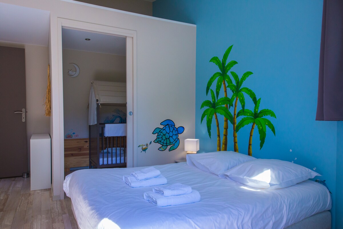 La chambre avec alcove, parfaite pour les jeunes parents.