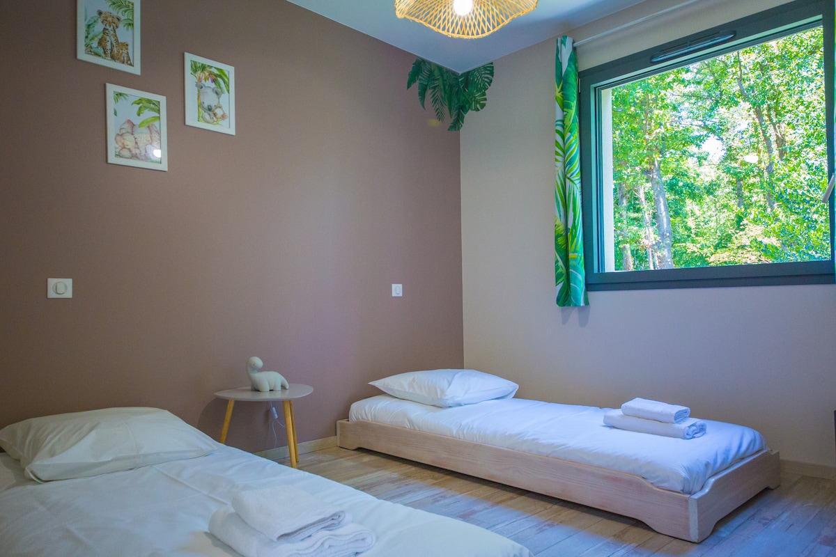 Une chambre avec deux lits smples douillets (et une vue terriblement apaisante).