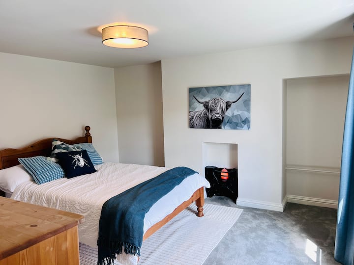 The blue room. Spacious and luxurious. Shares a bathroom with the yellow room.