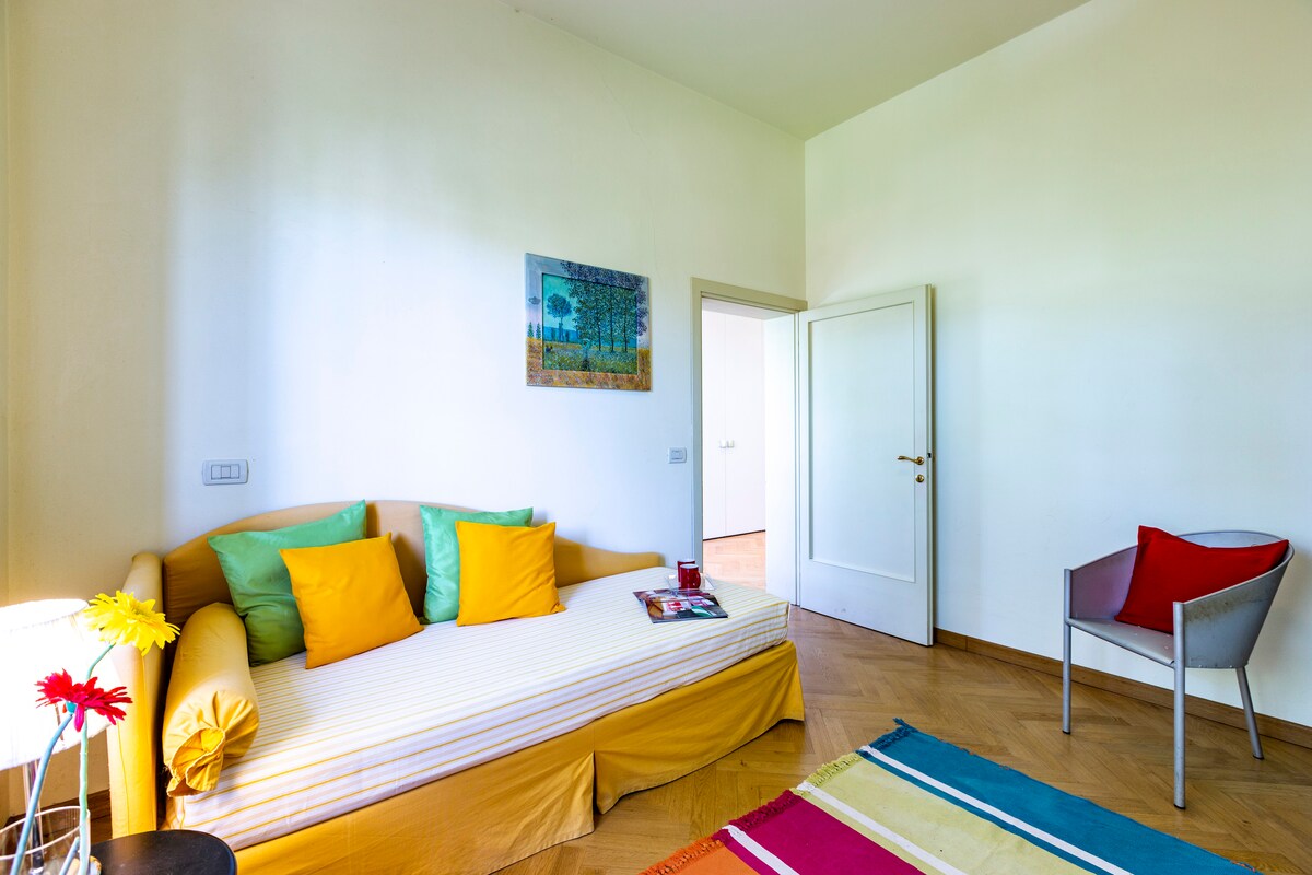 第四间卧室。双人卧室（单人床+拉出式单人床）。
配备毛巾和干净的床上用品 