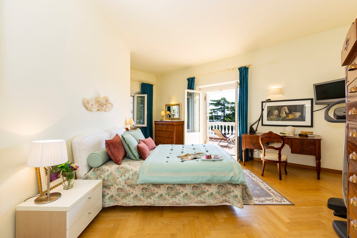 主卧和第一间卧室配有大桌子，您可以在那里完全放松身心。  从门口，您可以进入一个大露台，在那里您可以欣赏到托斯卡纳山丘 