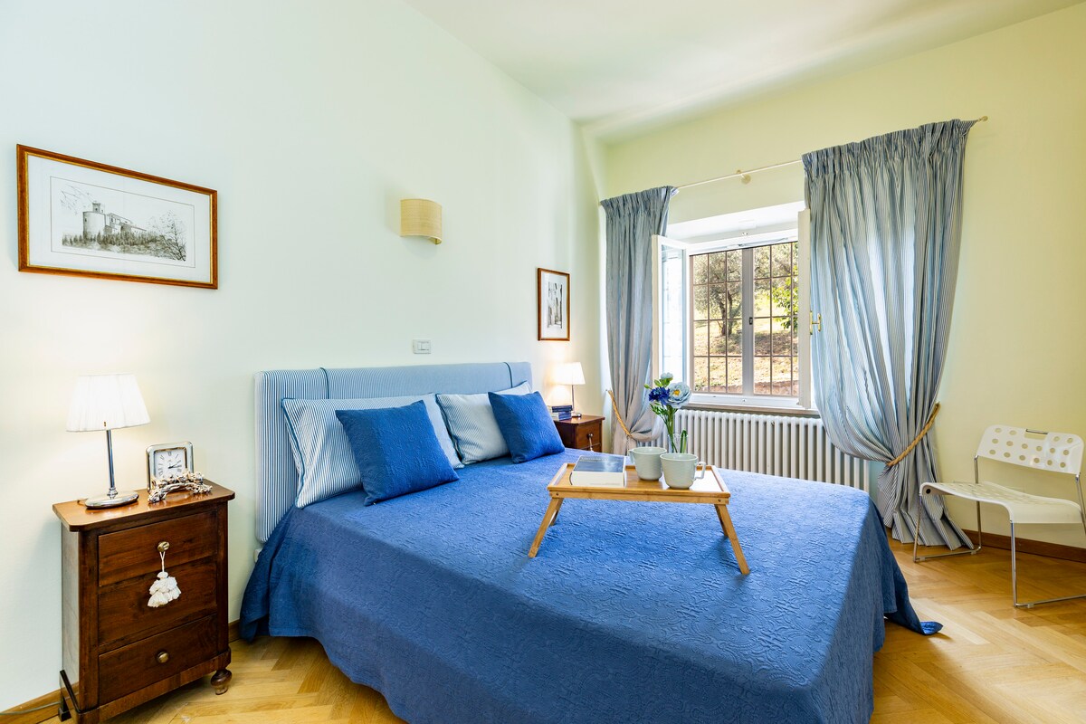 第三间卧室配有毛巾和干净的床上用品 