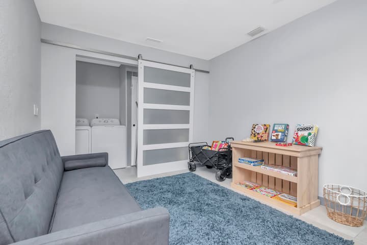 Por favor, ten en cuenta que la sala de juegos no es un dormitorio, pero tiene camas.  No tiene puerta que se cierre del resto de nuestra casa. La cama Futon y el colchón de aire con capacidad para 2-3 huéspedes. También tenemos un juego de mochilas en esta habitación.