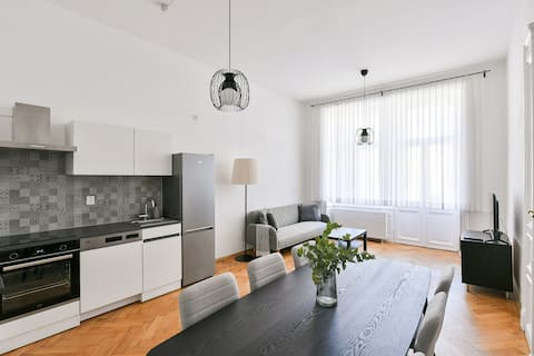 Top Airbnb: Petrin Garden 3BR Apartment # 3 by WSP Apartments in Praha 5