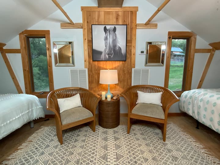 Upstairs north end suite, 2 queen beds. Can also be converted to 2 rooms