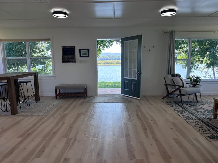 Beautiful Waterfront House On Annapolis River - Nova Scotia