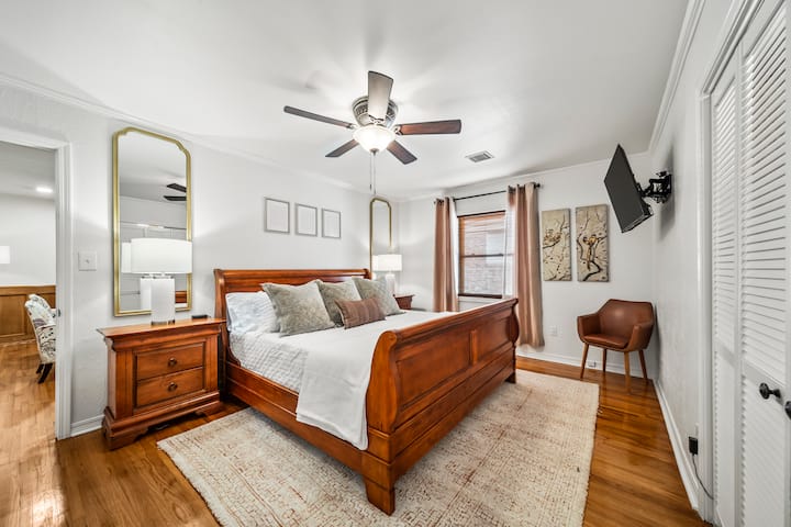 Bedroom 1 - King bed