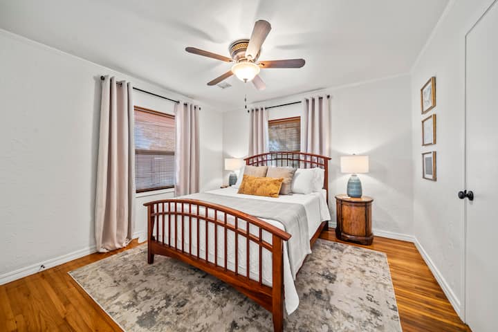 Bedroom 2 - Queen bed