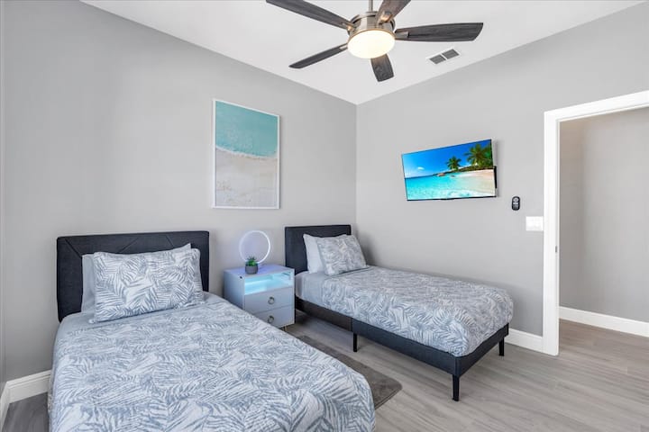 2 twin beds. 4 pillows (2 soft and 2 hard), comfortable sheets, 43” roku tv, full size mirror and spacious closet. 