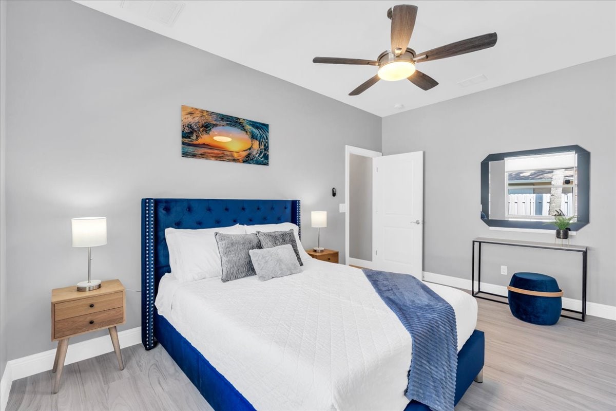 Krevat "Queen Size". 4 jastëkë (2 të butë dhe 2 të fortë), çarçafë të rehatshëm, televizor roku 55", dollap me rrota, pasqyrë dhe karrige. 