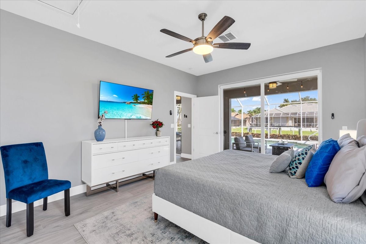 Krevat "King Size" në dhomën kryesore të gjumit. 4 jastëkë (2 të butë dhe 2 të fortë), çarçafë të rehatshëm, televizor roku 55", dollap me rrota, pasqyrë dhe karrige me madhësi të plotë. 