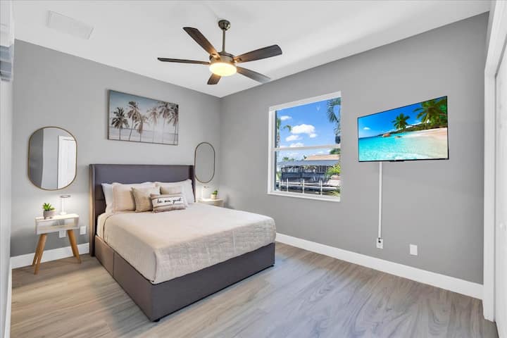 Queen Size bed. 4 pillows (2 soft and 2 hard), comfortable sheets, 55” roku tv, spacious closet, and 2 mirrors. 