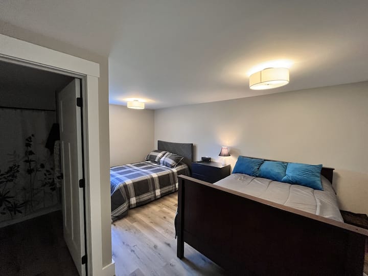 Chumba cha kulala #4 - vitanda viwili na malkia na bafu lake mwenyewe.