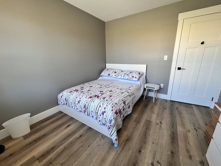 Chumba cha kulala #2 - kitanda cha watu wawili, kabati la nguo na sehemu ya kabati.