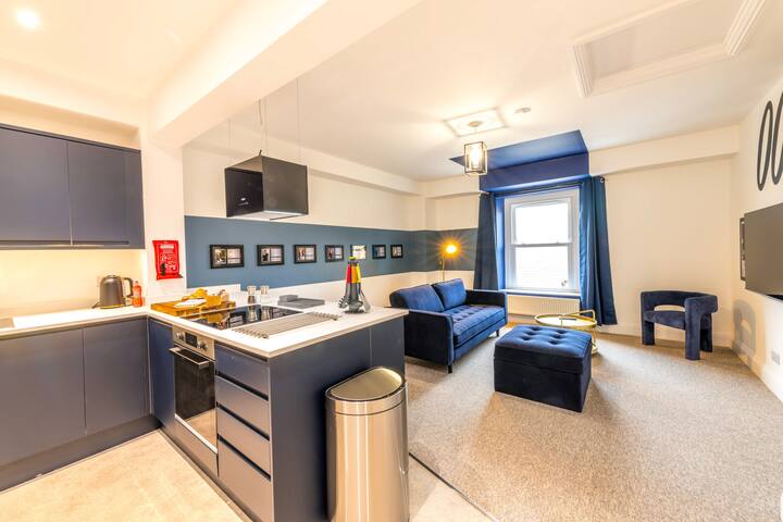 Skyfall- with Free Parking by Prescott Apartments gallery image 3
