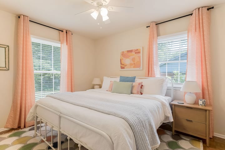 Mapumziko ya Elon, North Carolina yaliyo na chumba cha kulala kilicho na kitanda aina ya king na mapambo ya joto, yaliyopangwa kwa uangalifu.