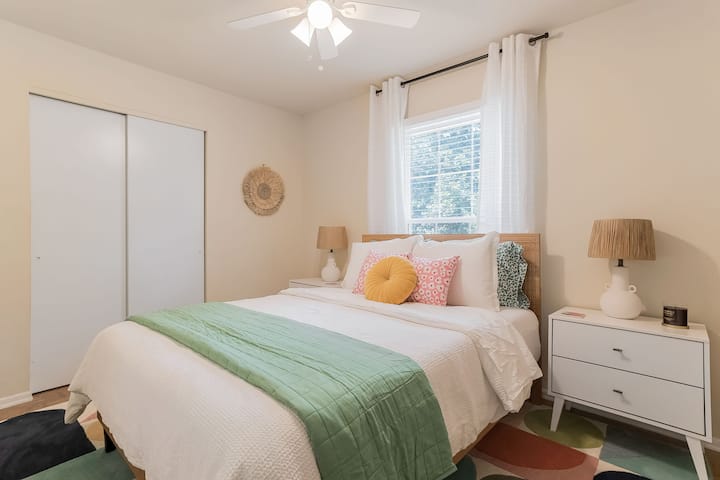 Mapumziko ya Elon, North Carolina yaliyo na chumba cha kulala kilicho na kitanda aina ya king na mapambo ya joto, yaliyopangwa kwa uangalifu.