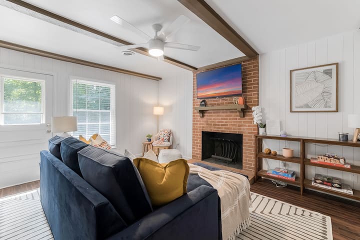 Nyumba ya mapumziko ya Elon, North Carolina iliyo na sebule yenye starehe iliyo na meko ya ndani, feni ya dari na kiyoyozi, mfumo wa kupasha joto, runinga, sofa laini na mapambo yaliyopangwa kwa umakini.