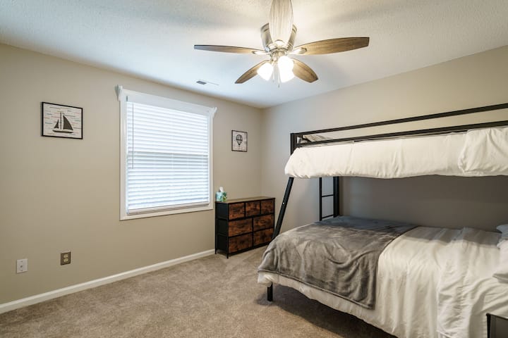 Slaapkamer #3 (tweepersoonsmatras en eenpersoonsmatras - stapelbed)