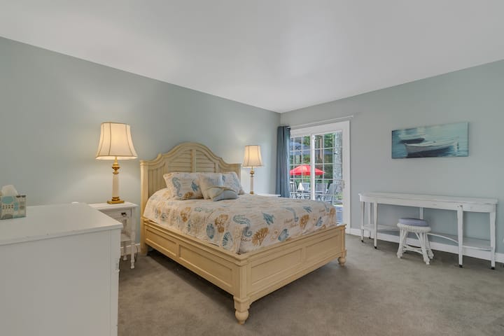 Entry level (BEDROOM 3) queen size bed, full bath attached.  Exterior access to veranda and backyard.