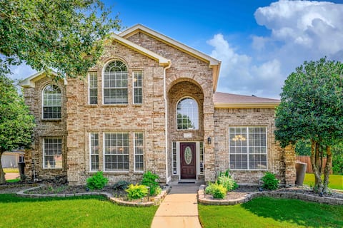 Lavish secluded Home; Heated Pool, Hot Tub & Grill