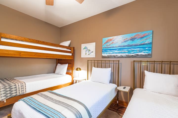 ห้องสองชั้นพร้อมฝาแฝด 4 คนสามารถเลื่อนฝาแฝดเข้าด้วยกันได้หากต้องการ นอกจากนี้ยังมีทีวีขนาด 42 "สำหรับรายการเด็กเหล่านั้น!