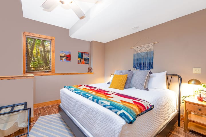 ผ่อนคลายบนเตียงคิงไซส์นี้ในห้องนอน 3 ชั้นล่างในห้องโถงข้างห้องสองชั้น