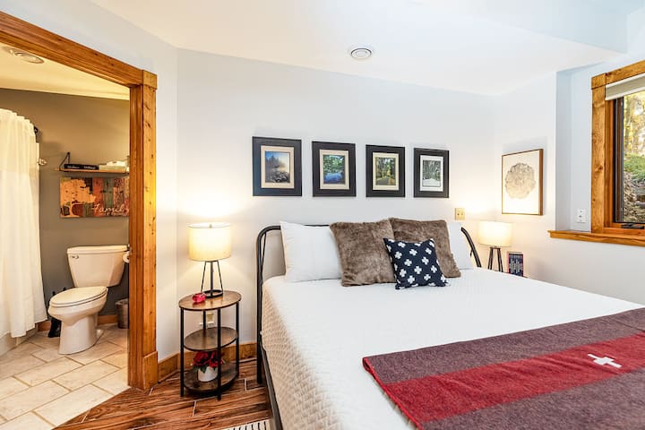 ใช้เวลาคืนที่สะดวกสบายบนเตียงคิงไซส์ในห้องนอน 1 ชั้นล่างพร้อมอ่างอาบน้ำในตัว (อ่างอาบน้ำ/ฝักบัวอาบน้ำรวมกัน)