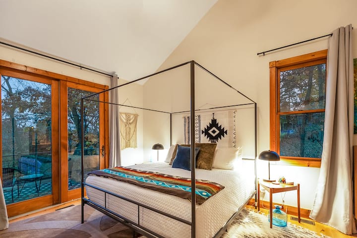 ผ่อนคลายไปกับเตียงคิงไซส์ที่อบอุ่นในห้องสวีทหลักที่ชั้นหลัก