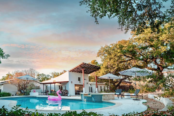 Eclectic Gem: Heated Pool, Hot Tub, Near SoCo