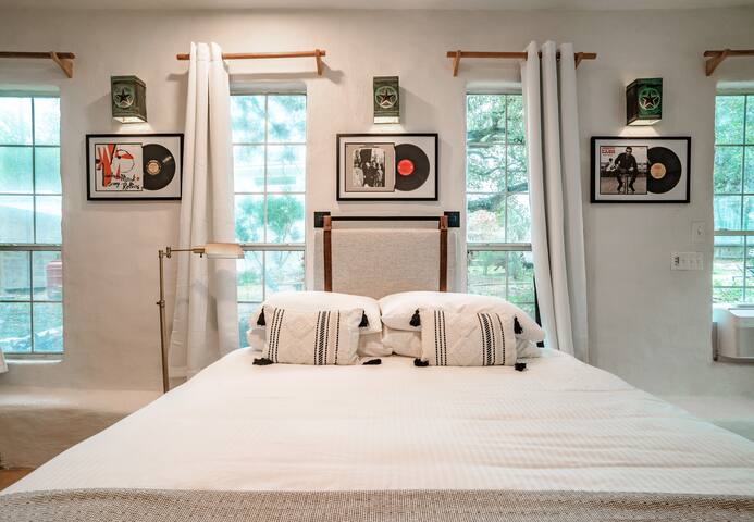 Eclectic Gem: Pool, Hot Tub, Near SoCo & Downtown gallery image 5