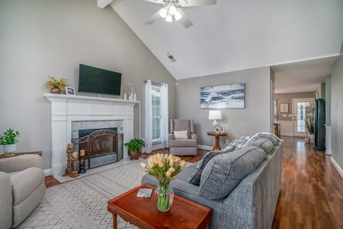 Serenity & Spacious Living - Convenient & Comfy!