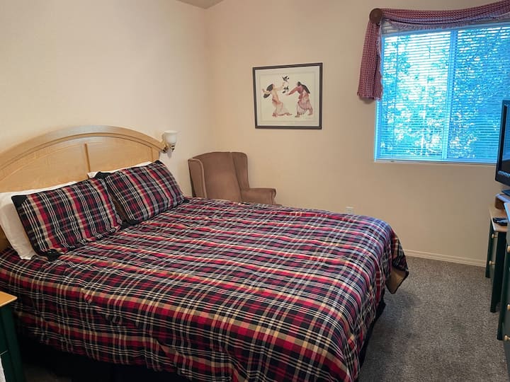 Arriba, dormitorio.