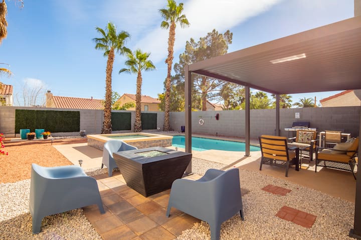 Backyard Heaven,20m from Strip! Cozy! Pool & Spa!