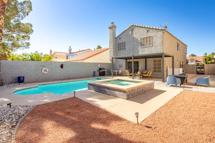 Backyard Heaven, 20m from Strip!