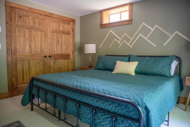 Viertes Schlafzimmer (Lower Level)