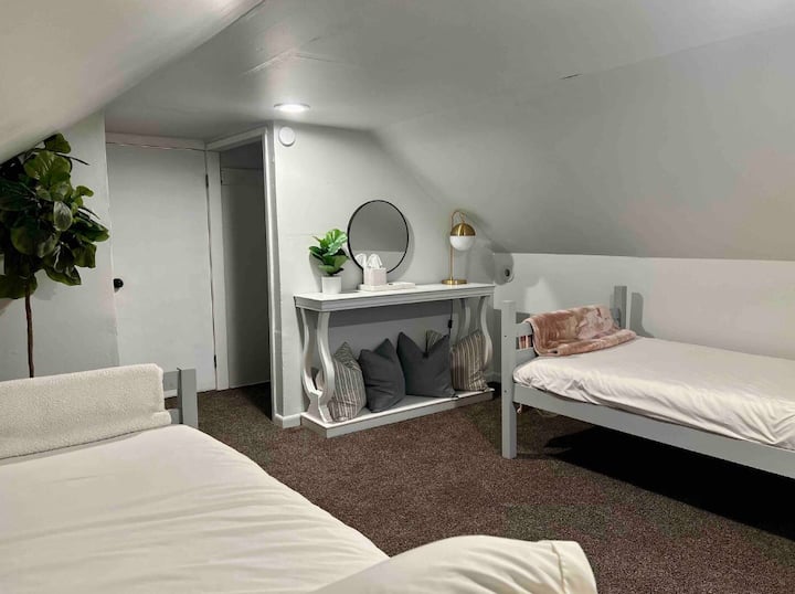 ¡Dormitorio 5 con armario de juegos para niños!