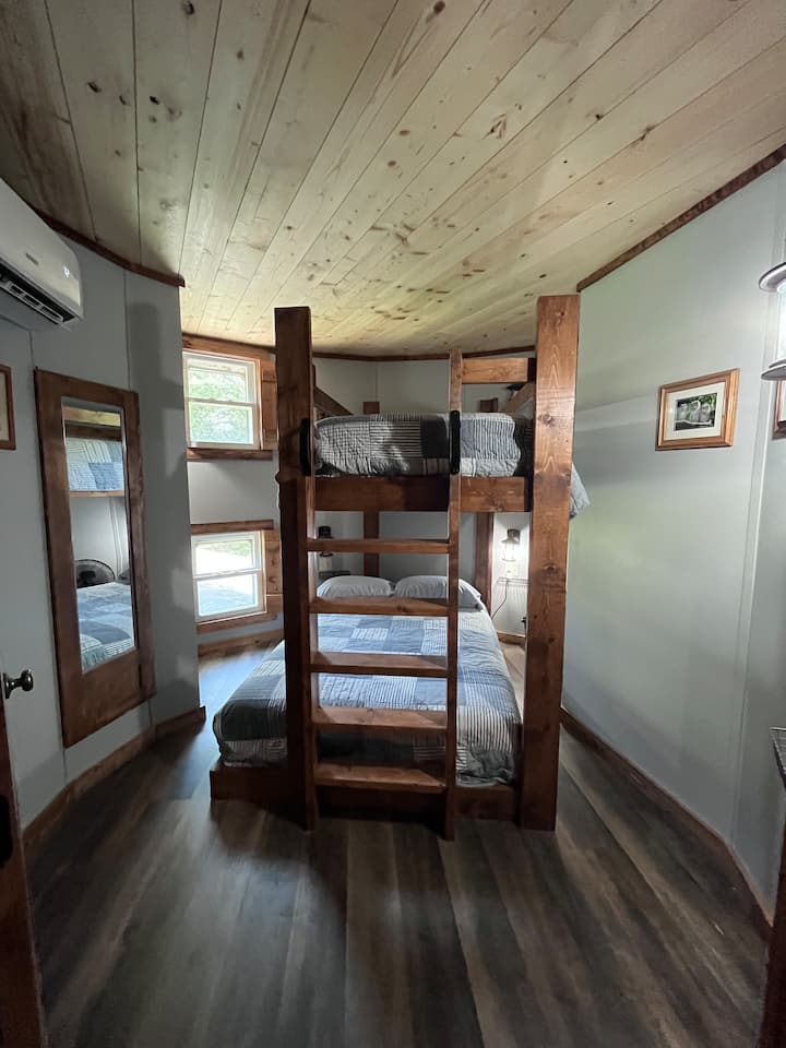 Მეორე სართულის საძინებელი ორადგილიანი და ერთადგილიანი საწოლით