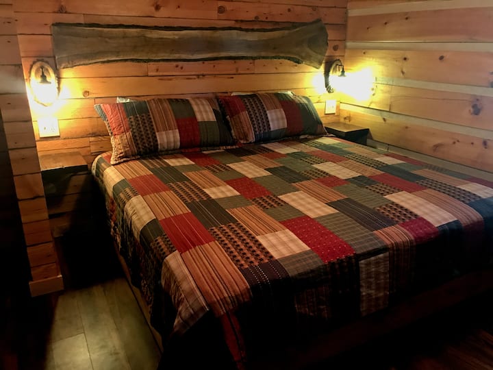 Საძინებელი ხის სახლში - საწოლი 152 × 203 სმ