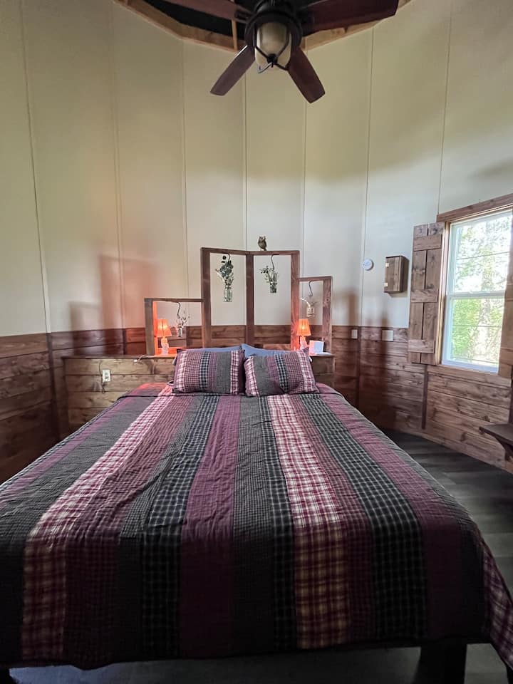 Მეოთხე სართულის საძინებელი დიდი საწოლით