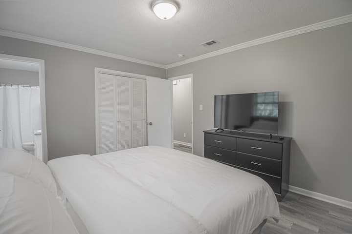 جرب غرفة نوم Kingly Comfort الثانية – استرخ في واحتك الخاصة التي تحتوي على سرير كبير فاخر وخزانة ملابس وخزانة ملابس مزودة بتلفزيون. كل التفاصيل مصممة لراحتك واسترخائك. ملاذك النهائي في انتظارك.