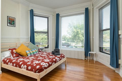Top Airbnb: Walk! Walk! Kenmore Square - 2 Beds / 1 Bathroom in Fenway/Longwood